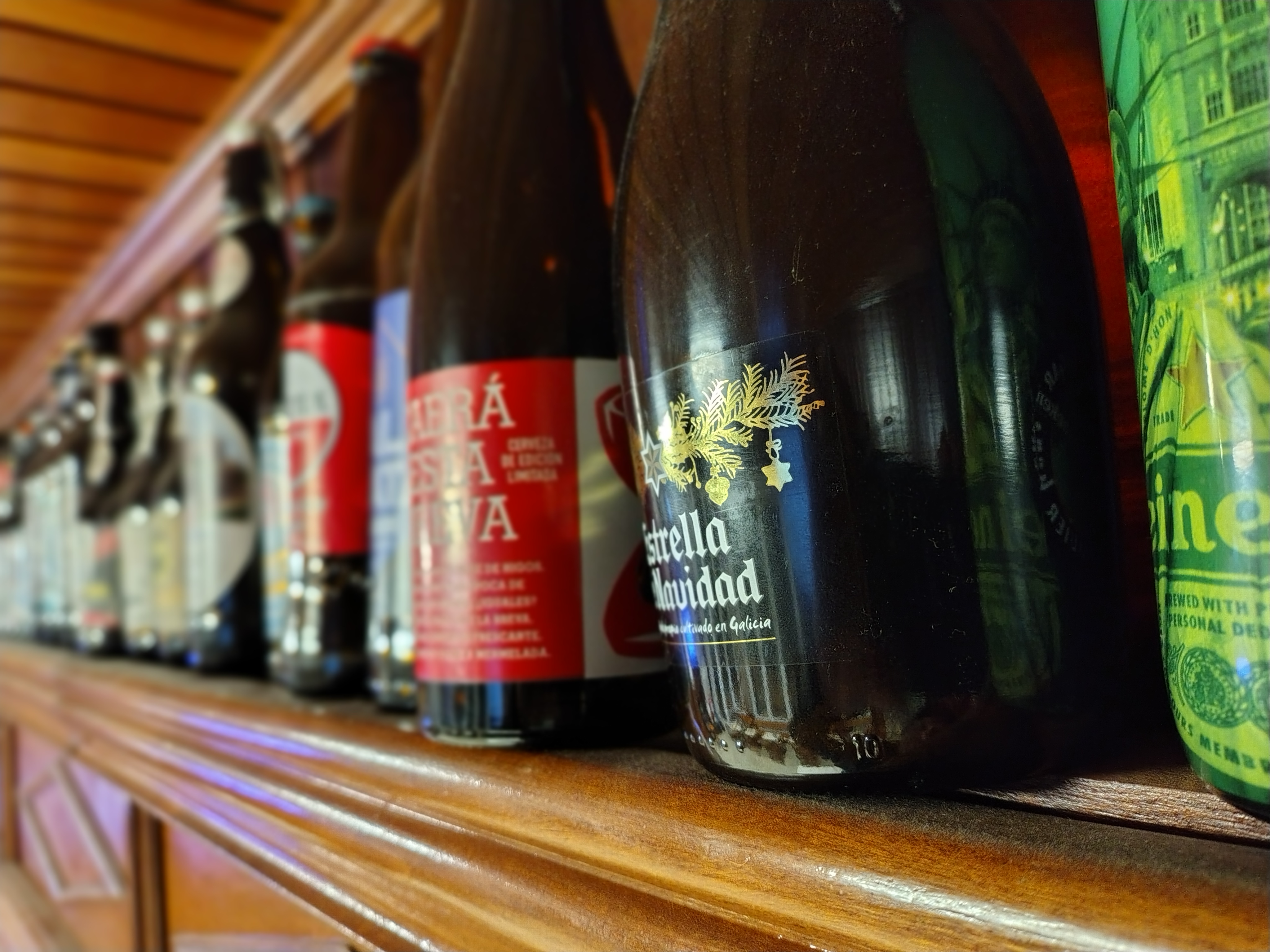 Botellas Estrella Navidad y cervezas en estantería